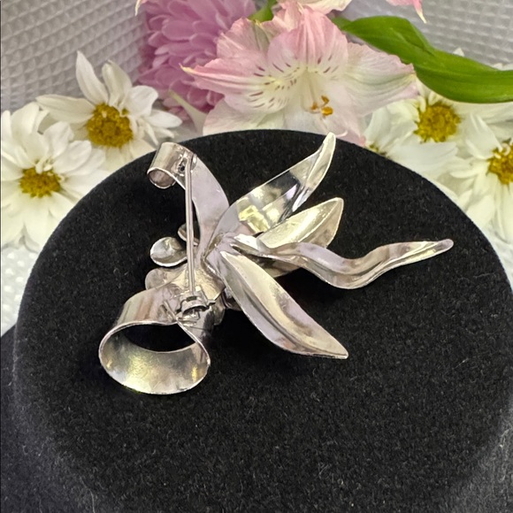 Vintage 2” Flower Ribbon Leaf Silver Tone Brooch Pin Beautiful Feminine Romantic - Picture 6 of 7